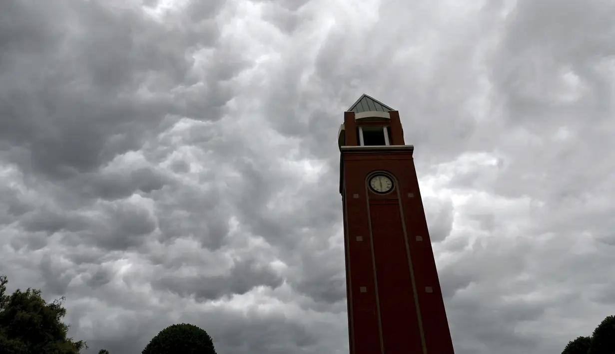 Sebuah pernyataan Layanan Cuaca khusus memperingatkan, "Ada ancaman signifikan untuk angin topan yang merusak dan merusak secara lokal, bersama dengan potensi hujan es dan tornado besar, bahkan tornado yang kuat." (Jeff Siner/The Charlotte Observer via AP)