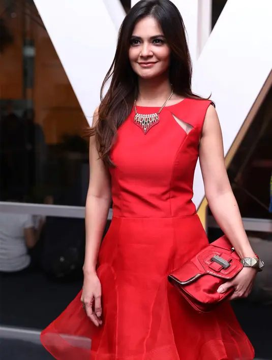 Cut Tari saat ditemui di kawasan Senayan, jakarta, Jumat (30/10/2015) mengaku enggan berkomentar tentang hubungannya, Cut Tari malah mengalihkan pembicaraan dengan busana yang ia gunakan saat itu. (Andy Masela/Bintang.com)