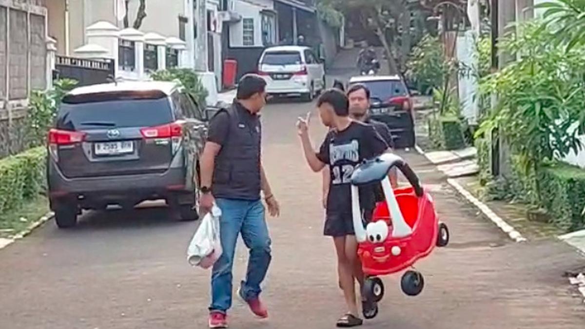 Dua Pemuda Tiba-Tiba ke Rumah Sri Mulyani, Kembalikan Barang yang Tercecer di Jalanan