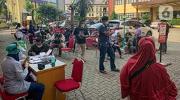 Sejumlah keluarga korban kebakaran Lapas Kelas I Tangerang mendatangi RS Polri Kramat Jati di Jakarta, Rabu (8/9/2021). Keluarga korban kebakaran Lapas Kelas I Tangerang mendatangi Posko Ante Mortem untuk melaporkan kehilangan anggota keluarga mereka. (Liputan6.com/Faizal Fanani)