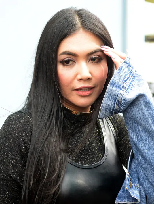 Sedangkan sang ibu yang juga artis senior Emilia Contessa juga memberikan tanggapannya. Denada juga selalu mendukung terkait dengan karya-karya yang dikeluarkan putrinya. (Nurwahyunan/Bintang.com)