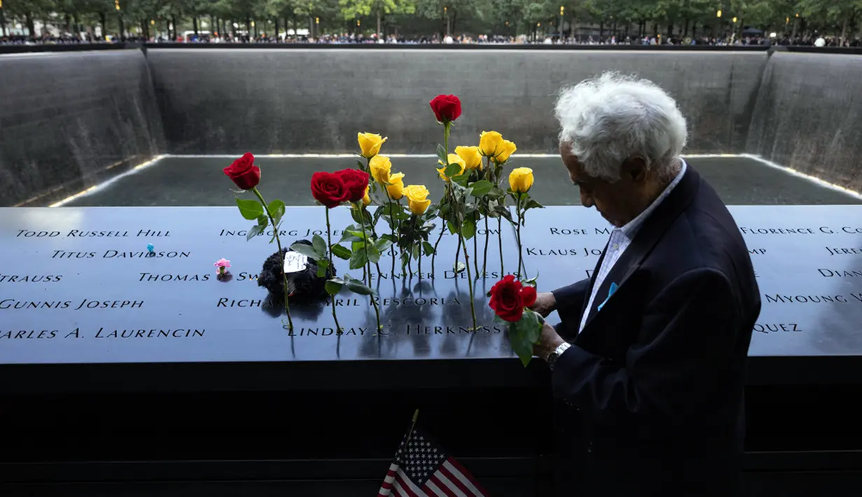 Insiden itu bermula saat 19 anggota kelompok teroris Al Qaeda di bawah pimpinan Osama bin Laden, membajak empat pesawat komersial maskapai AS, American Airlines dan United Airlines. (AP Photo/Yuki Iwamura)