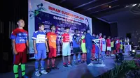 Ketua Pelaksana IGC 2016 Hardimen Koto (depan) memberikan sambutan saat drawing putaran Final Irman Gusman Cup 2016 di Hotel Mercure, Padang, Sumatera Barat. (Bola.com/SPARTAN Enterprise)