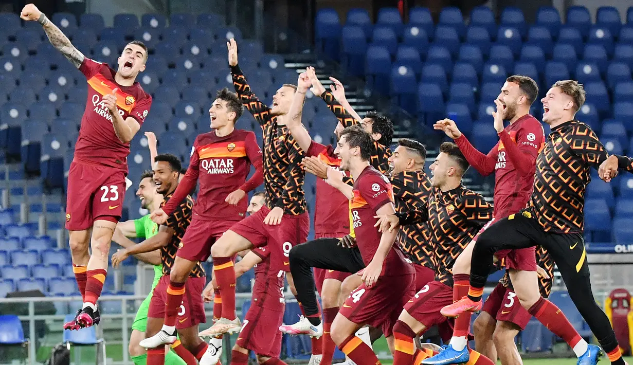 Para pemain AS Roma merayakan kemenangan atas Lazio pada laga Liga Italia di Stadion Olimpico, Roma, Minggu (16/5/2021). AS Roma menang dengan skor 2-0. (AFP/Tiziana Fabi)