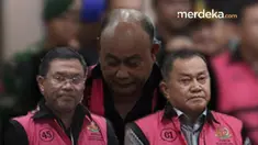 Kejaksaan Agung resmi menahan Eks Kepala BGN Dadan Hindayana, bersama dua mantan Wakil Kepala BGN Sony Sanjaya dan Lodewyk Pusung pada Rabu, 3 Juni 2026.

Ketiganya keluar dari Kejaksaan Agung menggunakan rompi pink dan langsung dibawa mobil tahanan Kejaksaan Agung. #Merdekadotcom #DadanHindayana...