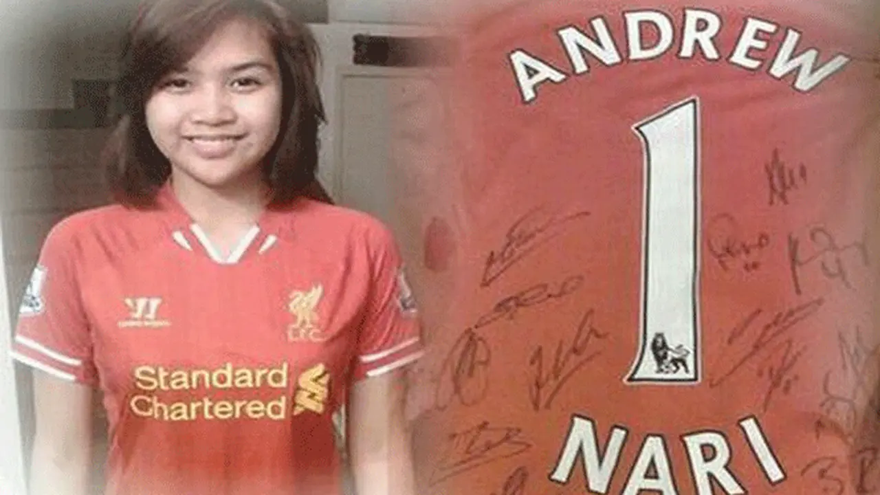 Maira Elizabeth Nari terima jersey Liverpool untuk ayahnya