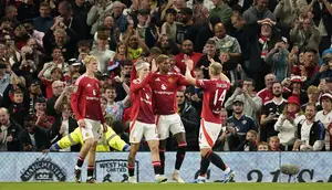 Pemain Manchester United merayakan gol ke gawang Barnsley yang dicetak oleh Marcus Rashford (kedua kanan) pada laga Carabao Cup 2024/2025 di Old Trafford, Manchester, Inggris, Rabu (18/09/2024) WIB. (AP Photo/Dave Thompson)