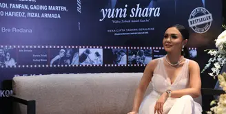 Penyanyi Yuni Shara baru saja merilis buku biografi. Kegagalan rumah tangga hingga resep awet muda dituangkan bukunya. Tidak hanya sampai disitu, buku itu juga memuat foto-foto kesehariannya yang harang diketahui orang lain. (Nurwahyunan/Bintang.com)