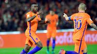 Pemain Belanda, Quincy Promes merayakan golnya bersama Wesley Sneijder saat melawan Belarus pada kualifikasi Piala Dunia 2018 di Stadion De Kuip, Rotterdam, Sabtu (08/10/2016) dini hari WIB. (REUTERS/United Photos/Toussaint Kluiters)