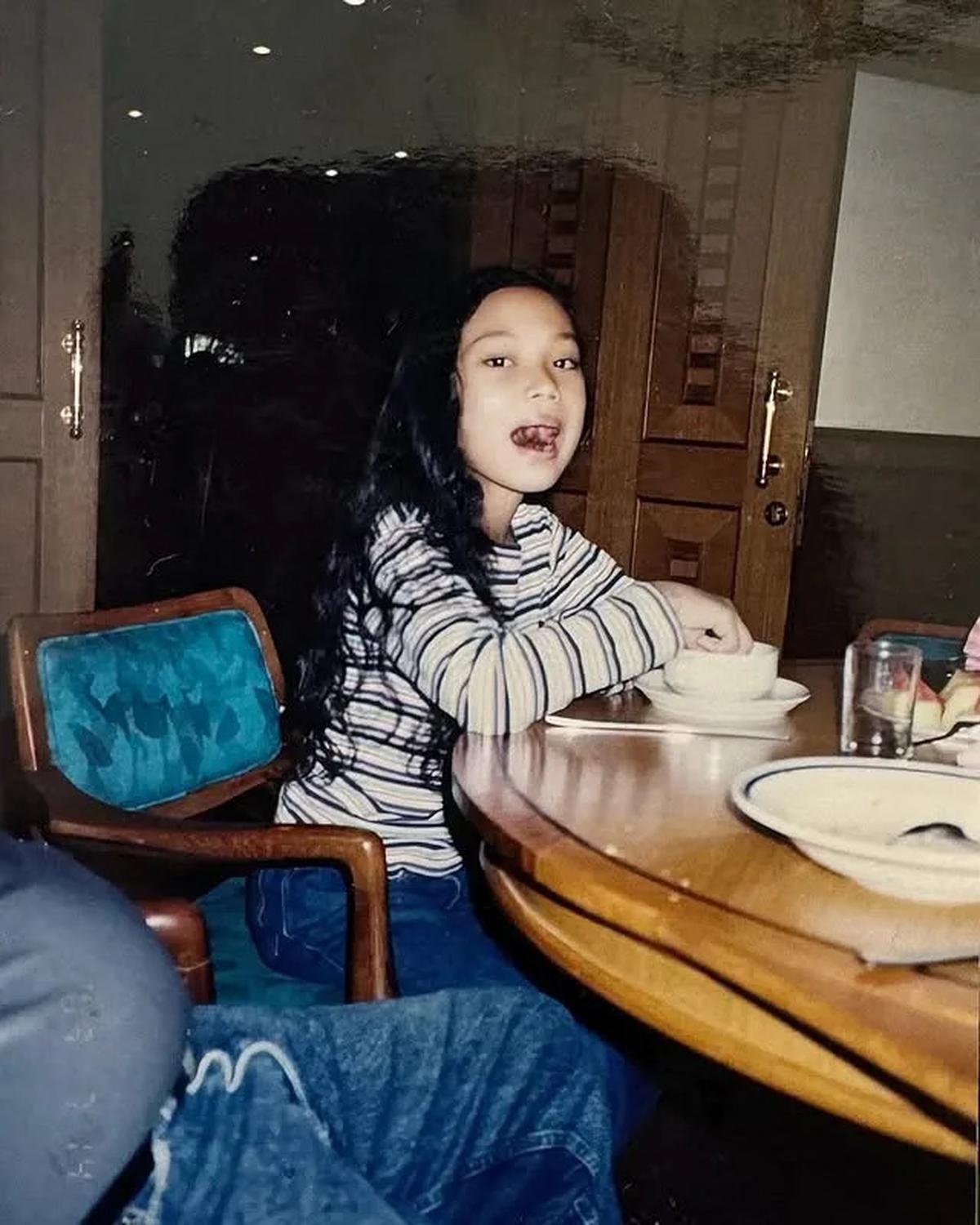 7 Potret Masa Kecil Erika Carlina, Cantik Dari Dulu
