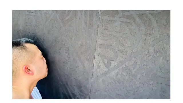 Gusti Ega Putrawan mencium Ka'bah saat umrah di momen Ramadhan 2023
