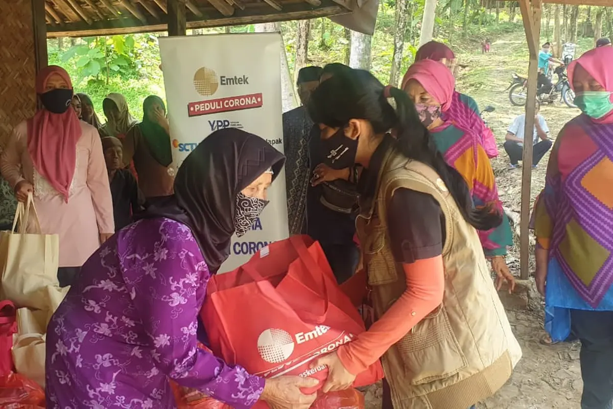 100 Paket sembako dan 200 buah masker kain disalurkan EMTEK Peduli Corona