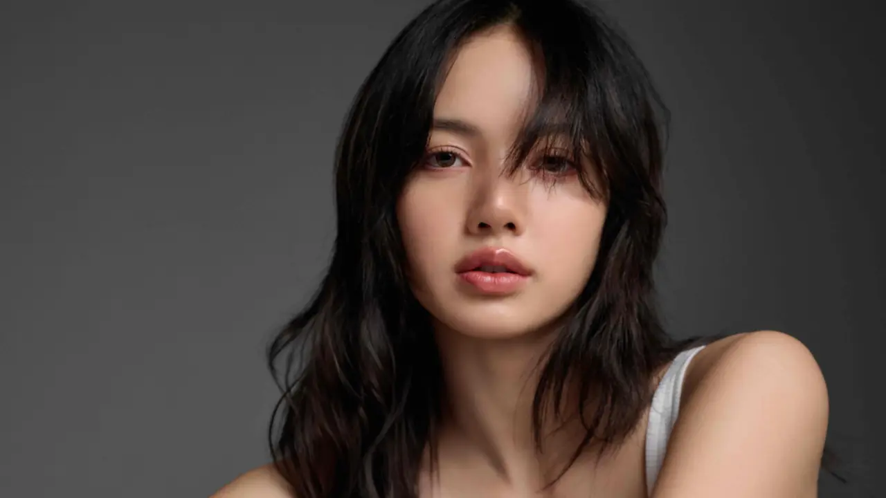 Lisa BLACKPINK akan debut akting lewat musim ketiga serial The White Lotus. [Foto: HBO GO / Vivi Suthathip Saepung]