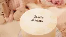 Perayaan satu bulan Baby Soleil juga dilengkapi dengan kue berwarna putih berukuran kecil bertuliskan "Soleil's 1 Month". Detail minimalis pada kue tersebut seolah menegaskan konsep perayaan yang intim dan hangat. [@alyssadaguise].