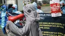 Massa Indonesia Anti Nuklir Fukushima menggelar aksi di depan Kedutaan Besar Jepang, Jakarta, Selasa (8/6/2021). Aksi yang sekaligus memperingati Hari Laut Sedunia ini menolak pembuangan limbah nuklir Fukushima di lautan yang akan dilakukan oleh pemerintah Jepang. (Liputan6.com/Faizal Fanani)