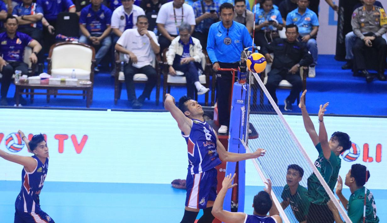 <p>Pemain Jakarta LavAni Allo Bank Electric, Muhammad Malizi (kiri) melepaskan spike saat menghadapi Jakarta Garuda Jaya pada laga putaran I PLN Mobile Proliga 2024 di GOR Amongrogo, Yogyakarta, Kamis (25/4/2024). Jakarta LavAni Allo Bank Electric menang 3-0 (25-16, 25-22, 25-20). (Dok. PBVSI)</p>