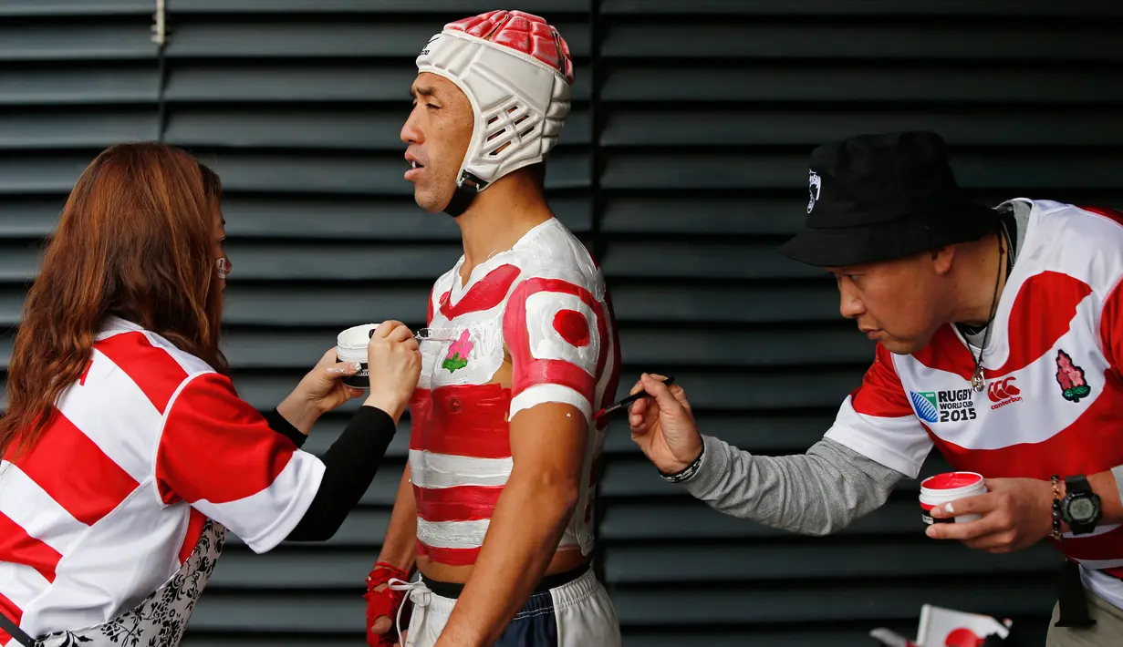 Seorang  fans mengcat tubuhnya sebelum pertandingan Piala Dunia Rugby 2015  antara Samoa melawan Jepang stadion MK, Milton Keynes, Inggris (3/10/2015). (Reuters/Andrew Boyers)
