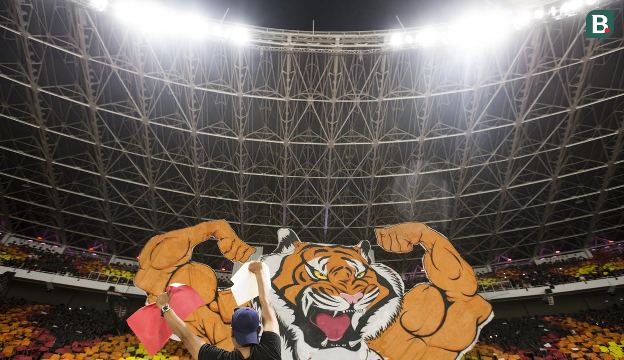 Suporter Persija Jakarta, The Jakmania, membentangkan spanduk raksasa saat melawan Johor Darul Ta'zim pada laga Piala AFC di SUGBK, Jakarta, Selasa (10/4/2018). Persija menang 4-0 atas JDT. (Bola.com/Vitalis Yogi Trisna)