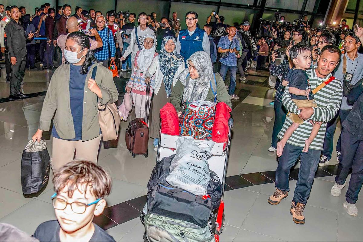 FOTO: 11 Warga Negara Indonesia Tiba di Jakarta Usai Dievakuasi Dari Iran
