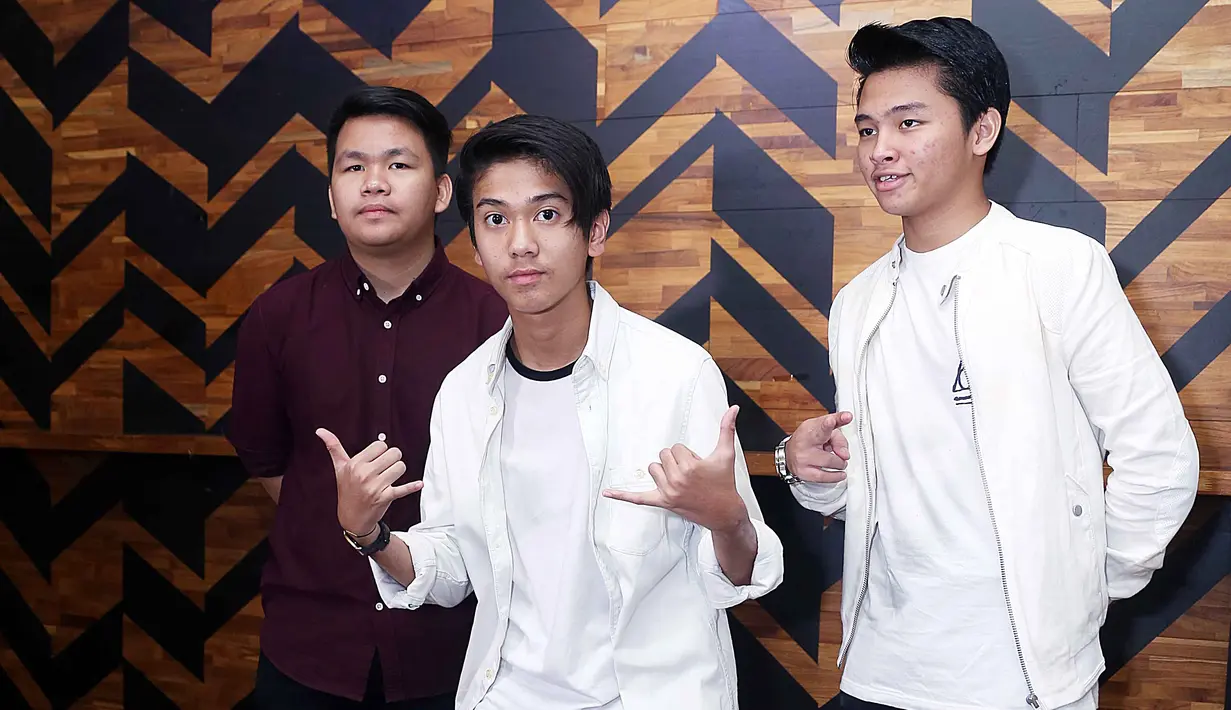 Hal itu diungkapkan saat ketiga personil tersebut dalam acara syukuran film 'Ada Cinta Di SMA', di kawasan Kebayoran Baru, Jakarta Selatan, Rabu (18/5). (Nurwahyunan/Bintang.com)