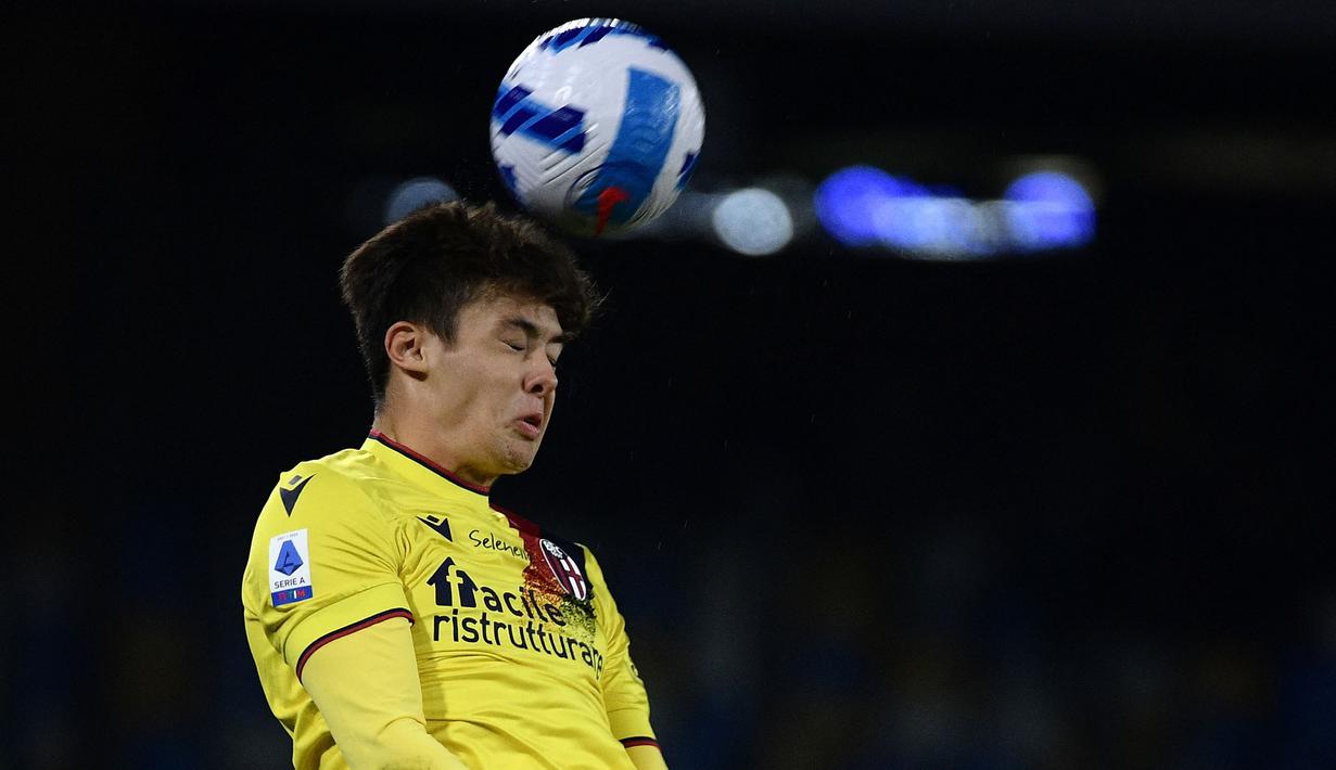 Aaron Hickey adalah bek sayap yang sangat ofensif. Di Bologna, ia bermain sebagai bek kiri. Pada musim ini, Hickey telah mengoleksi 1877 di umurnya yang masih 19 tahun. Ia juga mampu mencetak 4 gol dan 1 assit dalam 24 penampilannya. (AFP/Filippo Monteforte)