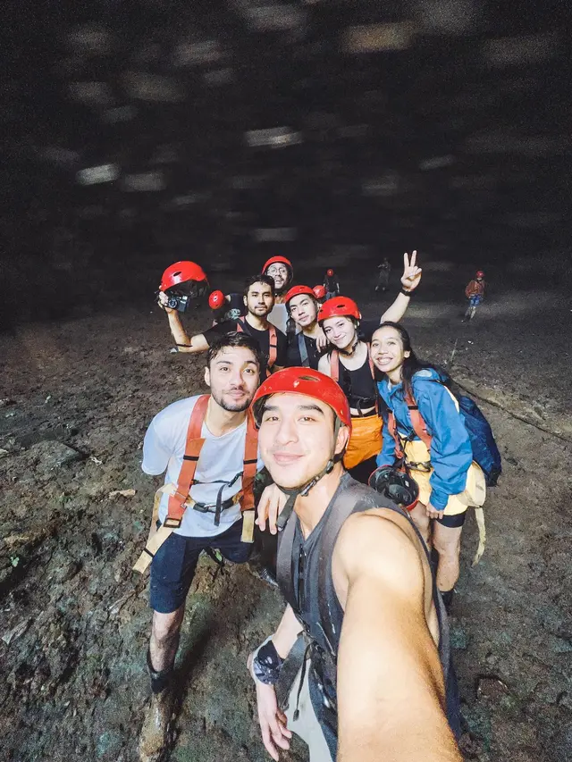 6 Momen Seru Refal Hady Liburan ke Gua Jomblang Bersama Sabahat