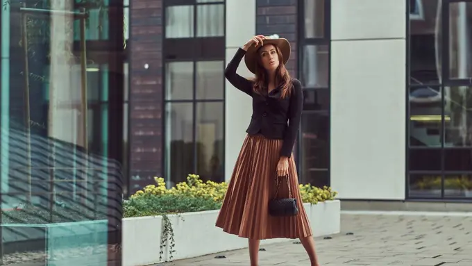 5 Inspirasi Outfit Rok Pleats yang Elegan untuk ke Kantor (photo by freepik)