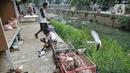 Minimnya lahan terbuka di wilayah perkampungan Ibu Kota menyebabkan warga terpaksa menjadikan bantaran kali sebagai tempat bermain.  (merdeka.com/Iqbal S. Nugroho)