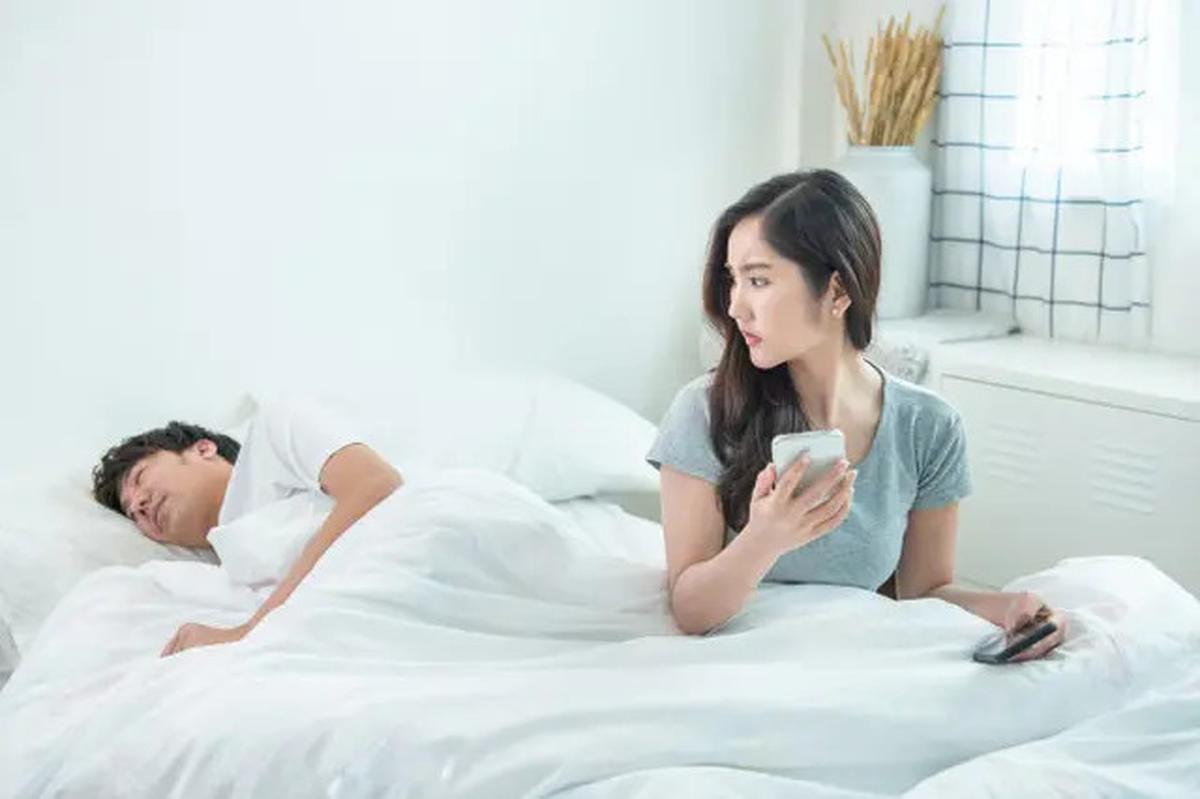2 Zodiak Ini Paling Suka Memeriksa Ponsel Pasangannya
