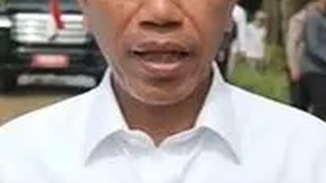 Bahkan, kemeja putih tersebut kini menjadi ciri khas sang kepala negara dalam setiap kunjungannya.