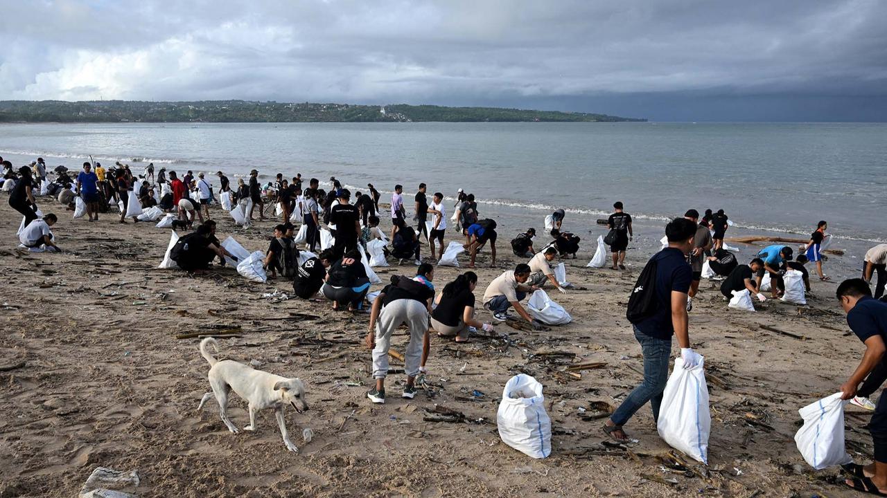 Aksi Bersama Membersihkan Sampah di Pantai Kedonganan Bali