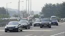 Iring-iringan mobil yang membawa Presiden Korea Selatan, Moon Jae-in tiba di Zona Demiliterisasi (DMZ), Panmunjom, Jumat (27/4). Kedatangan Moon untuk menyambut pemimpin Korea Utara, Kim Jong-un dalam pertemuan bersejarah kedua negara. (AP/Lee Jin-man)