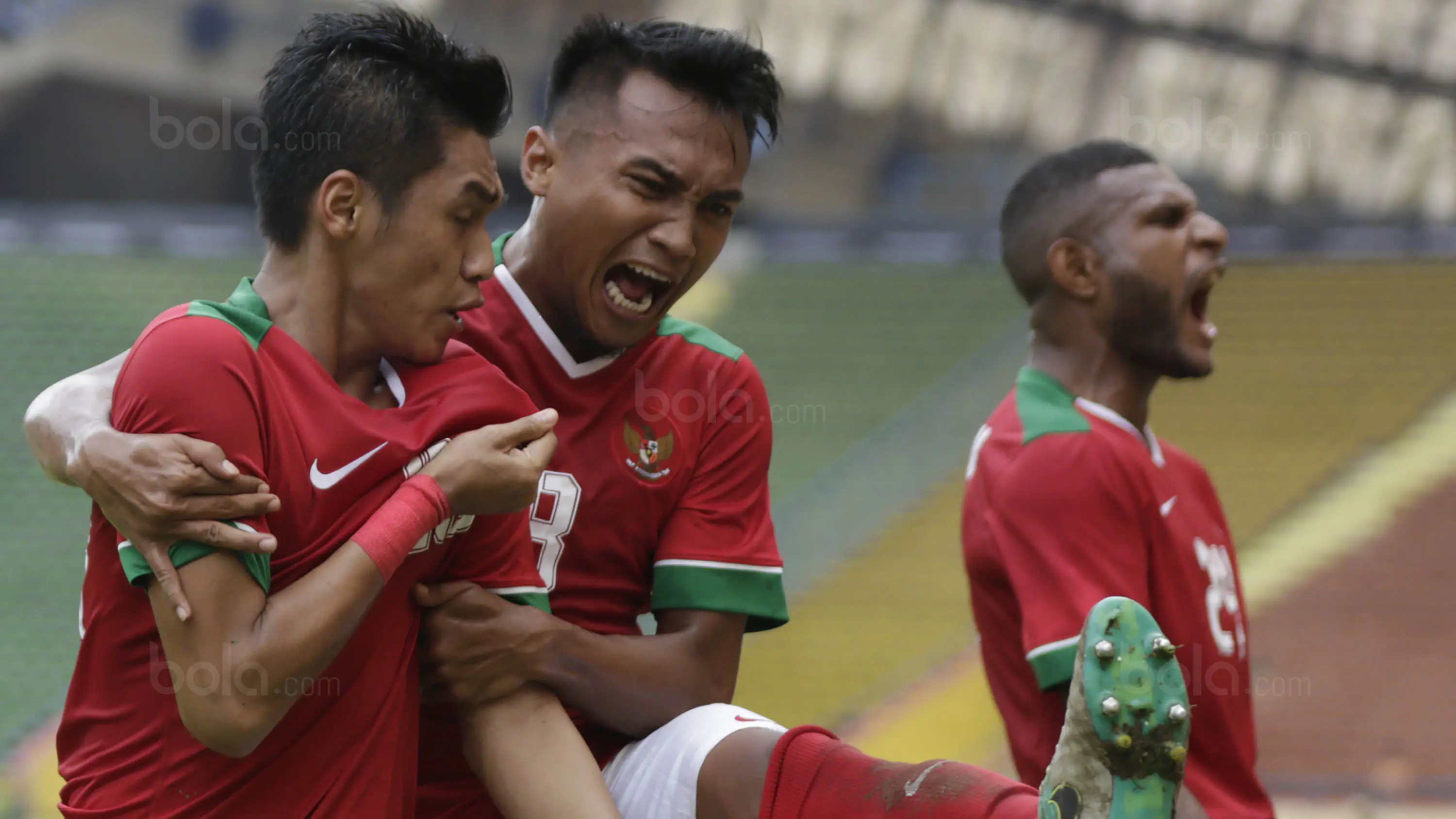 Septian David Maulana bersama Muhammad Hargianto melakukan selebrasi usai mencetak gol ke gawang Thailand pada perhelatan SEA Games 2017 yang berlangsung di Stadion Shah Alam, Malaysia (Bola.com/Vitalis Yogi Trisna)