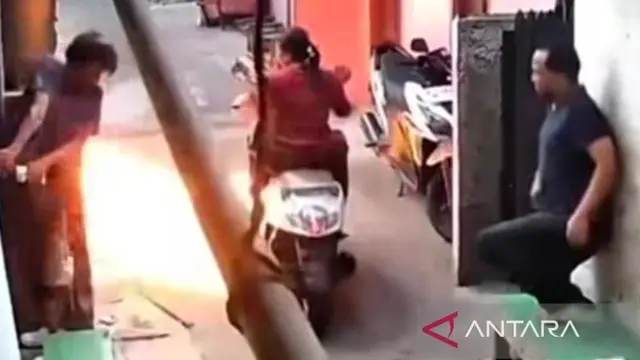 Seorang ibu dilempar molotov oleh pria tak dikenal