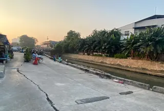 Warga sempat mengira kerusakan hanya terjadi di permukaan Jalan Kayu Mas Utara atau yang dikenal sebagai Jalan Cinta, RT 011/RW 03, Kelurahan Pulo Gadung, Jakarta Timur. Namun, beberapa hari setelah Lebaran 2026, jalan tersebut tiba-tiba amblas. (Liputan6.com/Devira Prastiwi)