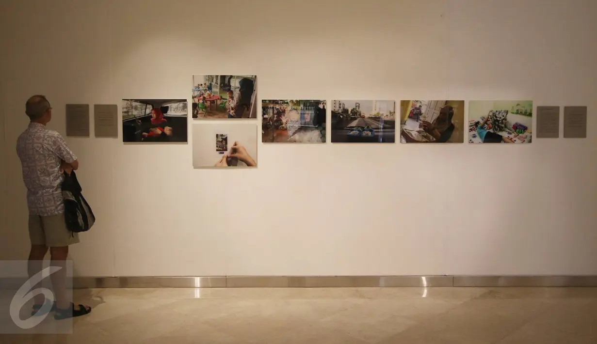 Sejumlah karya ditampilkan dalam pameran fotografi PPG 2016 Angkatan VI di Erasmus Huis, Jakarta, Jumat (24/3). Pameran menampilkan karya foto cerita dari delapan pewarta foto dan berlangsung hingga 28 April 2017. (Liputan6.com/Immanuel Antonius)