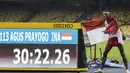 Pelari Indonesia, Agus Prayogo, meraih medali emas SEA Games cabang atletik nomor 10.000 meter di Stadion Bukit Jalil, Kuala Lumpur, Jumat (25/8/2017). Agus menorehkan waktu 30 menit 22,26 detik. (Bola.com/Vitalis Yogi Trisna)