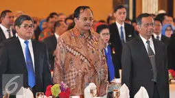Jaksa Agung Muhammad Prasetyo (kedua kanan) bersama Mantan Ketua MK Mahfud MD (kanan) dan Ketua Umum Dewan Pimpinan Nasional Peradi, Fauzie Hasibuan saat pelantikan pengurus Peradi di Jakarta, Jumat (28/8/2015). (Liputan6.com/Andrian M Tunay)  