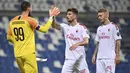 Pemain AC Milan merayakan kemenangan saat menghadapi Sassuolo pada laga lanjutan Serie A pekan ke-35 di Mapei Stadium, Rabu (22/7/2020) dini hari WIB. AC Milan menang 2-1 atas Sassuolo.  (Massimo Paolone/LaPresse via AP)