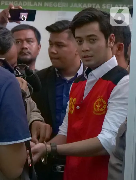 Pemain sinetron Kriss Hatta bersiap menjalani sidang perdana kasus dugaan penganiayaan di PN Jakarta Selatan, Rabu (9/10/2019). Kriss Hatta mengaku tidak menyesal meski sudah memberikan uang damai cukup besar kepada Anthony Hilenaar. (Liputan6.com/Herman Zakharia)