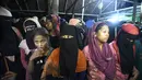 Sejumlah wanita etnis Rohingya beristirahat setelah perahu yang membawa mereka mendarat di Lhokseumawe, provinsi Aceh, Senin (7/9/2020). Hampir 300 Muslim Rohingya ditemukan di sebuah pantai di provinsi Aceh dan dievakuasi oleh militer, polisi dan Relawan. (AFP Photo/Rahmat Mirza)
