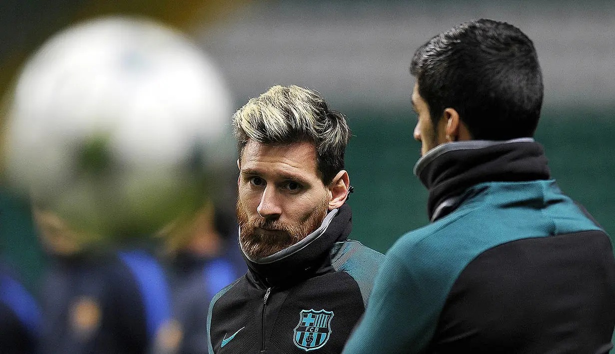 Penyerang Barcelona, Lionel Messi, berlatih jelang laga Liga Champions melawan Celtic. Barcelona membutuhkan kemenangan untuk memastikan diri lolos ke babak 16 besar. (AFP/Andy Buchanan)