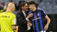 Pelatih Inter Milan, Simone Inzaghi (tengah) merayakan kemenangan bersama pemainnya Alessandro Bastoni setelah mengalahkan AC Milan 2022/2023 pada laga Piala Super Italia yang berlangsung di Stadion Internasional King Fahd, Riyadh, Arab Saudi, pada Kamis (19/1/2023) dini hari WIB. Tiga gol Nerazzurri dicetak oleh Federico Dimarco (10'), Edin Dzeko (21&rsquo;), dan Lautaro Martinez (78&rsquo;).&nbsp;(AP Photo/Hussein Malla)