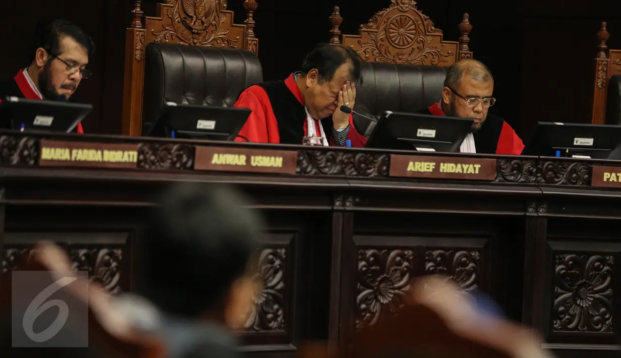 Ketua MK Arief Hidayat (kiri) memimpin sidang putusan UU No Tahun 2015 tentang Pilkada di Jakarta, Selasa (29/9). MK memperbolehkan daerah dengan calon tunggal untuk melaksanakan pilkada serentak pada Desember mendatang (Liputan6.com/Faizal Fanani)