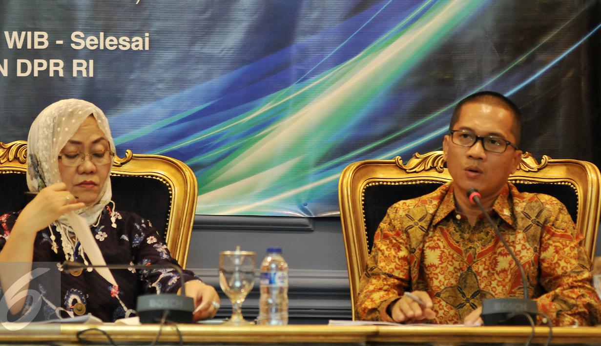 Anggota Komisi II Fraksi PAN Yandri Susanto (kanan), dan Pengamat Politik dan Peneliti LIPI, Siti Zuhro saat diskusi Revisi Undang-Undang Pilkada; Pematangan Demokrasi di Indonesia, Kompleks Parlemen, Jakarta, Kamis (14/4). (Liputan6.com/Johan Tallo)