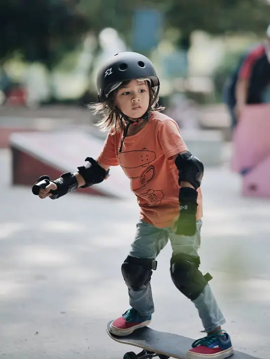 Bjorka bermain skateboard (Instagram/ringgoagus)