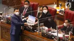Ketua DPR Puan Maharani menerima berkas tanggapan pemerintah dari Menteri PPN/Kepala Bappenas Suharso Monoarfa pada Rapat Paripurna ke-13 DPR RI di Kompleks Parlemen, Jakarta, Selasa (18/1/2022). DPR mengesahkan RUU Ibu Kota Negara (IKN) menjadi Undang-Undang. (Liputan6.com/Angga Yuniar)