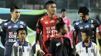 Utam Rusdiana menjalani debut di Arema pada laga kontra PS TNI, Sabtu (15/10/2017). (Bola.com/Iwan Setiawan)