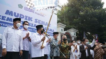 Pelepasan peserta mudik gratis Kementerian Agama di Lapangan Banteng, Jakarta, Senin (25/4).