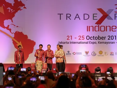 Presiden Joko Widodo saat membuka pameran Trade Expo Indonesia (TEI) ke-30 Tahun 2015 di Jakarta, Rabu (21/10/2015). Pameran menghadirkan usaha skala mikro, kecil, menengah hingga besar berlangsung dari 21-25 Oktober 2015. (Liputan6.com/Faizal Fanani)
